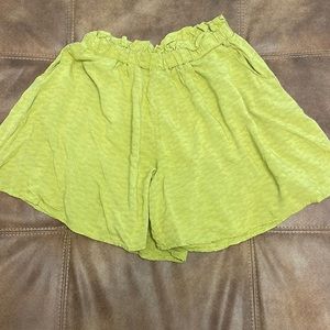 High waisted bag shorts in green size small